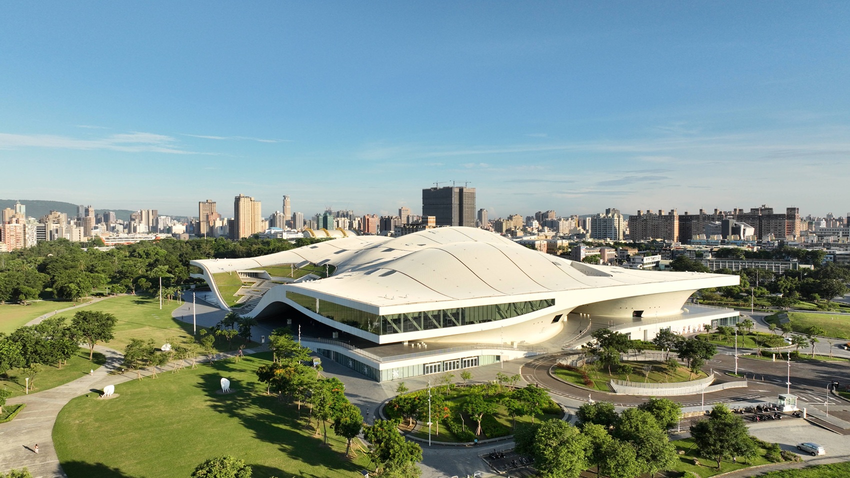 衛武營國家藝術文化中心坐落高雄，為臺灣規模最大的藝文場館，亦是亞洲最大的單一屋頂劇院，每年呈獻逾 600 場國內外演出。(衛武營提供)